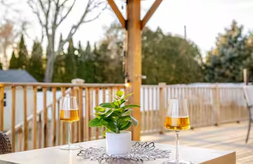 Riverhead House | 10 minutes to the theme Beach! Family-sized house with a back deck.