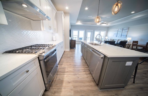 East End House | 10% OFF FALL! 'Two Shores', 4BR/4BA, Community Pool & Dock, Beach and Bay!