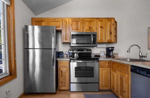 Downtown Cannon Beach Cottage | 10 Pelican View: Coastal Charm | Walk to Beach | Dog-Friendly