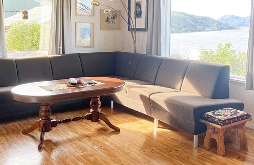 Gulen Municipality House | 10 person holiday home in Brekke