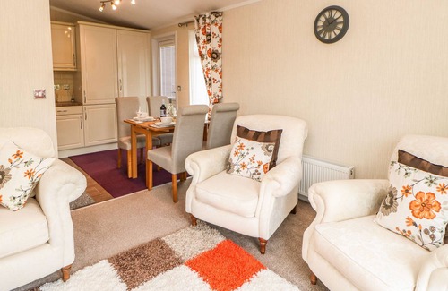 Tunstall Cabin | 10 POPPY LODGE, pet friendly in Hipswell