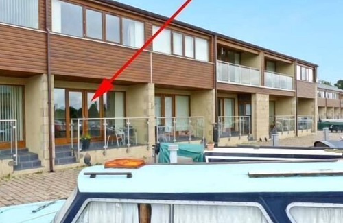 Tewitfield Cottage | 10 SWAN HOUSE, pet friendly in Tewitfield Marina