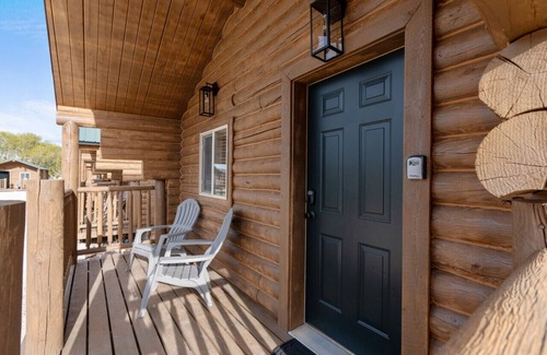 St. Charles Cabin | #10 Woodland Creature Cabin, Newly Remodeled! AC! New Beds! Sleeps 5