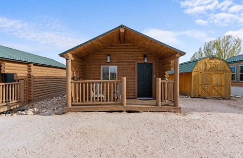 St. Charles Cabin | #10 Woodland Creature Cabin, Newly Remodeled! AC! New Beds! Sleeps 5