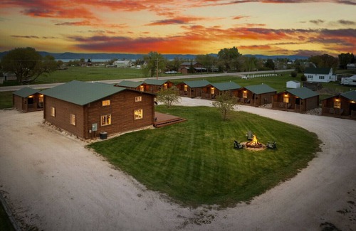 St. Charles Cabin | #10 Woodland Creature Cabin, Newly Remodeled! AC! New Beds! Sleeps 5