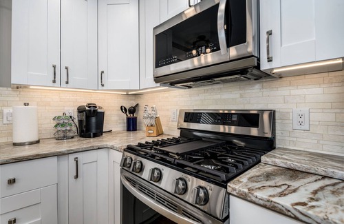 Bethlehem House | 100% - 5 STAR reviews! Clean, Safe & Enjoyable home away from home!
