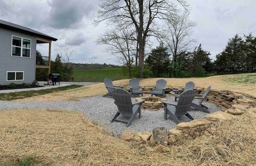 Jonesville House | 100 Acre Relaxing Retreat Near ARK- The Woodlands