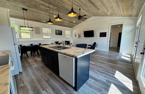 Dry Ridge House | 100 Acre Relaxing Retreat Near ARK- Four Houses Sleeps 36!