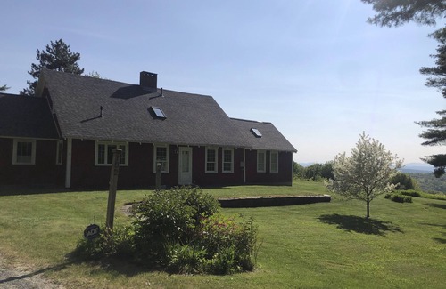 Enfield House | 100 Acres of Privacy & 50-Mile Views