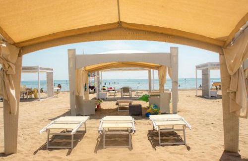 Lignano Sabbiadoro Apartment | 100 m from the beach with CABANA and JACUZZI included