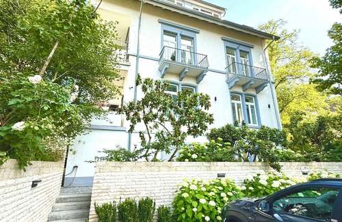 Badenweiler Villa | 100 m² luxury apartment suite/Villa Gloria Badenweiler/2 separate bedrooms