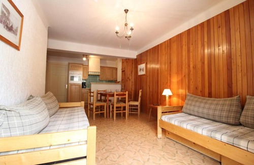 Val Cenis Apartment | 100m from ski slopes, 1st floor, view village, balcony, tv, ski locker, 45m², Val Cenis