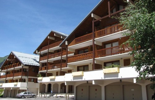 Pralognan-la-Vanoise Apartment | 100m from resort center, 2nd floor, balcony, tv, ski locker, 44m², Pralognan-la-Vanoise