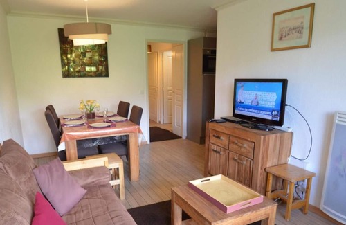 Les Bruyeres Apartment | 100m from shops, 3rd floor, view mountain, balcony, tv, ski locker, 40m², Les Menuires