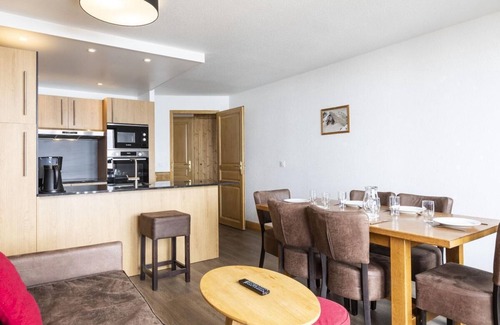 Val-Thorens Apartment | 100m from ski slopes, fitness, swimming pool, sauna, jacuzzi, hammam, balcony, tv, ski locker, 52m²