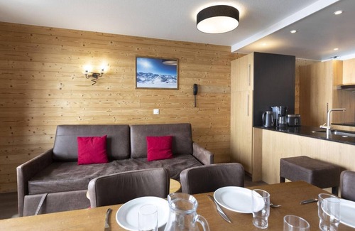 Val-Thorens Apartment | 100m from ski slopes, fitness, swimming pool, sauna, jacuzzi, hammam, balcony, tv, ski locker, 52m²