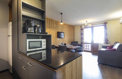 Val-Thorens Apartment | 100m from ski slopes, fitness, swimming pool, sauna, jacuzzi, hammam, balcony, tv, ski locker, 52m²