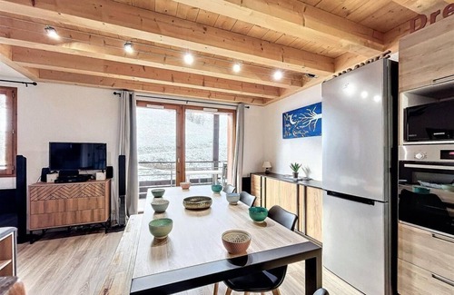 Villarembert Apartment | 100m from ski slopes, 5th floor, swimming pool, balcony, tv, ski locker, 65m², Le Corbier