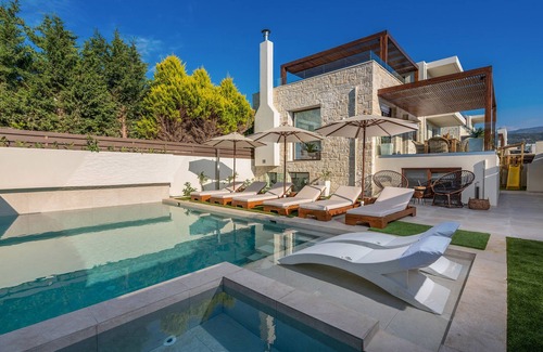 Rethymno Villa | 100m from the beach, hot tub, ping pong, sauna, gym & private sun beds!