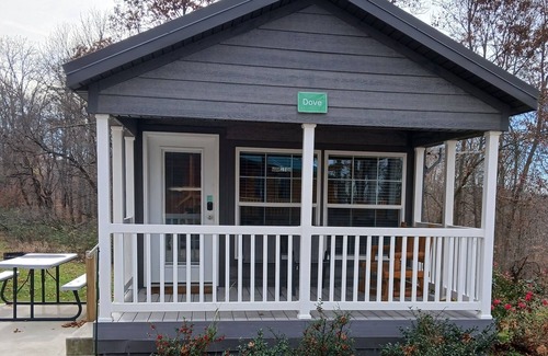 Logan Cabin | 102) Dove Farmhouse Style Cabin. Close to Hocking Hills State Park and more!