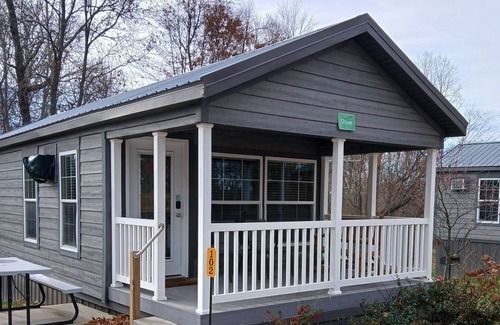 Logan Cabin | 102) Dove Farmhouse Style Cabin. Close to Hocking Hills State Park and more!