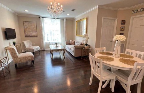 Arts/Warehouse District Apartment | 102 m² Apartment ∙ 3 bedrooms ∙ 6 guests