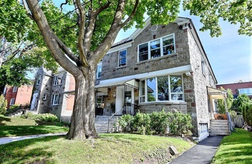 Cote-Des-Neiges—Notre-Dame-De-Grace Apartment | #102 Warm & Tastefully Furnished - Great Location