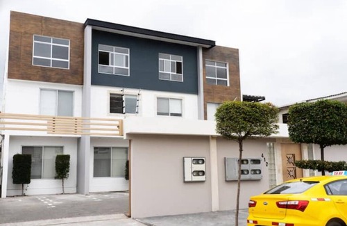 Urdesa Condo | 103 1BR/1BA PragaApts Parking US Consulate