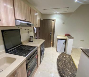 Al Aziziyah Apartment | 105 غرفتين وصاله Tow Rooms With a a hall