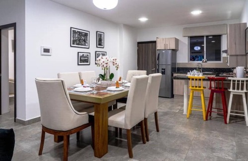 Urdesa Condo | 106 - Consulate USA *Parking* Prague Apts 3 pax