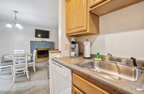 West Bridgewater Hotel | 108 Deluxe One bedroom Queen Suite on the 1st floor w/outdoor heated pool