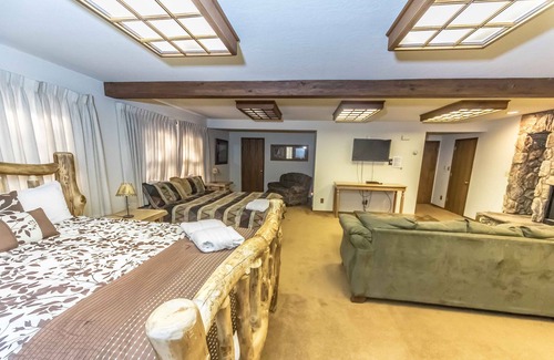 Lincoln Park House | 10k Sq. Ft. Luxury Tahoe Mansion 6Bd in Main house & 4Bd in guesthouse