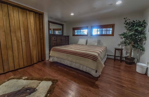 Lincoln Park House | 10k Sq. Ft. Luxury Tahoe Mansion 6Bd in Main house & 4Bd in guesthouse