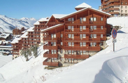 Les Bruyeres Apartment | 10m from ski slopes, 9th floor, balcony, tv, ski locker, 65m², Les Menuires
