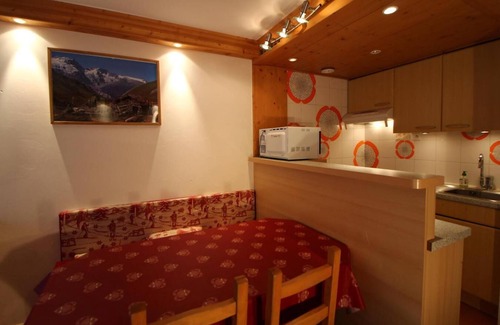 Tignes le Lac Apartment | 10m from ski slopes, 8th floor, view lake, balcony, tv, ski locker, 28m², Tignes