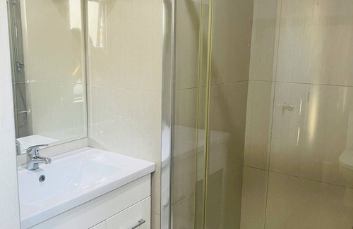 Papatoetoe House | 10min drive from airport, 5 mins to theme park and opposite daily and laundry