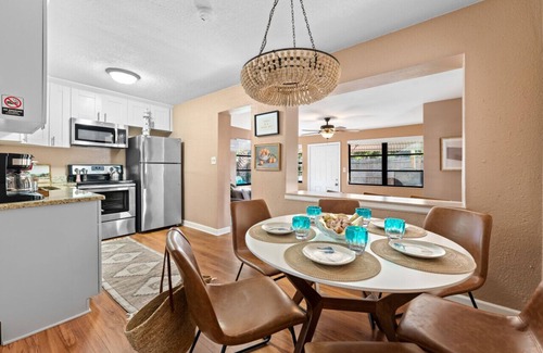 Clearwater House | 10min to Beach | TV in Each BR |Walk To Stores