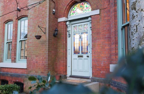 Manchester Villa | 10min to City Centre | 6BR + Free Parking + Garden