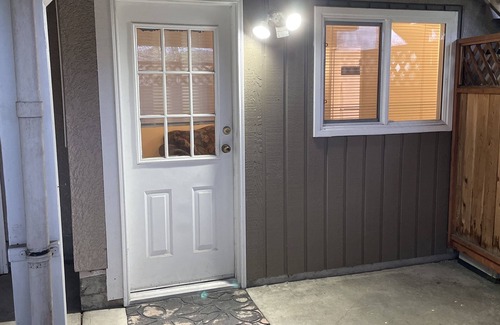 Delta House | 10min to Ferry.30 mins to airport. Family sized separate entrance.Pets-friendly.