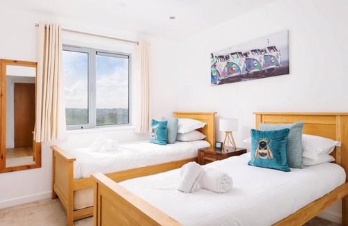 Newquay Apartment | 11 Cribbar - Modern apartment close to beach with stunning views, balcony and secure parking