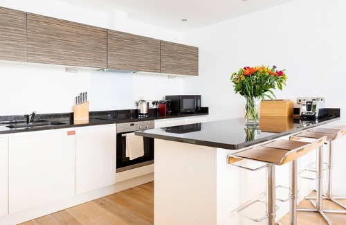 Newquay Apartment | 11 Cribbar - Modern apartment close to beach with stunning views, balcony and secure parking