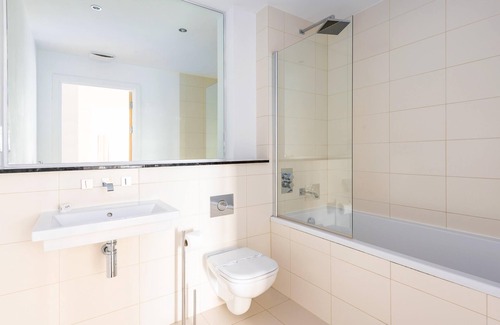Newquay Apartment | 11 Cribbar - Modern apartment close to beach with stunning views, balcony and secure parking