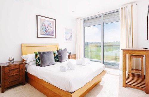 Newquay Apartment | 11 Cribbar - Modern apartment close to beach with stunning views, balcony and secure parking
