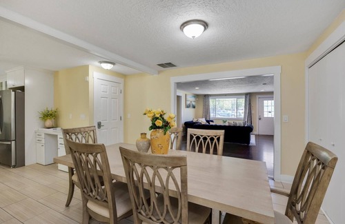 Clackamas House | 11 Guest Spacious 6-bedroom house in wonderful Clackamas with AC, WiFi
