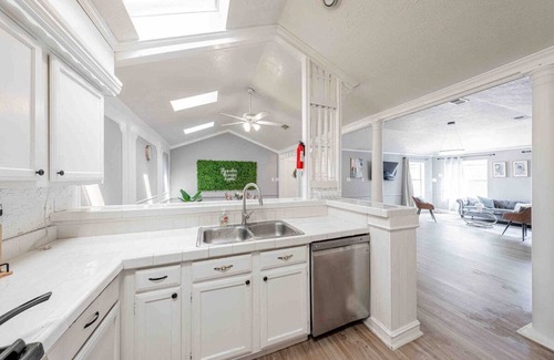 Houston House | 11 Guests Cozy 3BR near IAH 2431 George Bush Airport