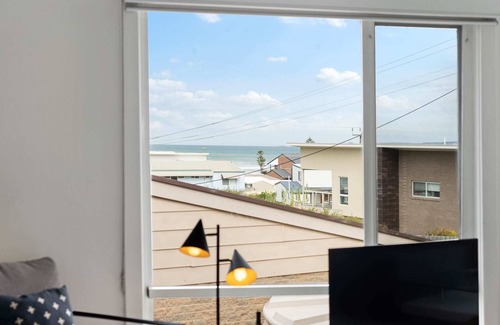 Middleton House | 11 Hero Ave - Spacious Family Home, with spectacular ocean and hillside views, r
