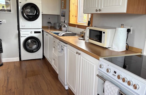 Carloway House | 11 KNOCK, pet friendly, character holiday cottage in Carloway
