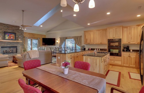 Highlands Apartment | 11 Mi to Ski Sapphire: 'Heaven South' Apt w/Porch