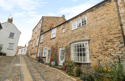 Richmond Cottage | 11 TOWER STREET, pet friendly, character holiday cottage in Richmond