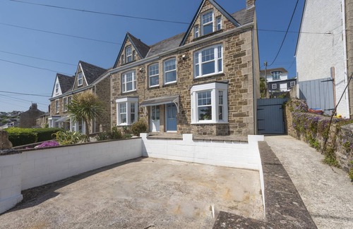 Perranporth House | 11 Tywarnhayle House - Pet Friendly/close to beach